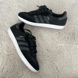 Adidas sambas in black leather/grey suede